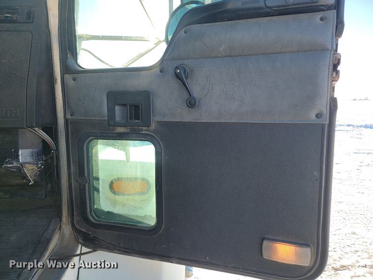 image for item ME9678 2001 Kenworth T300  propane delivery truck