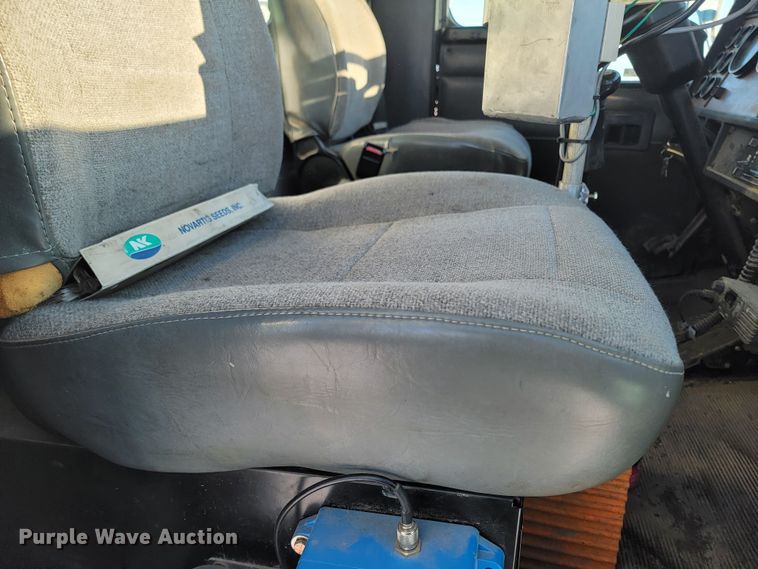 image for item ME9678 2001 Kenworth T300  propane delivery truck