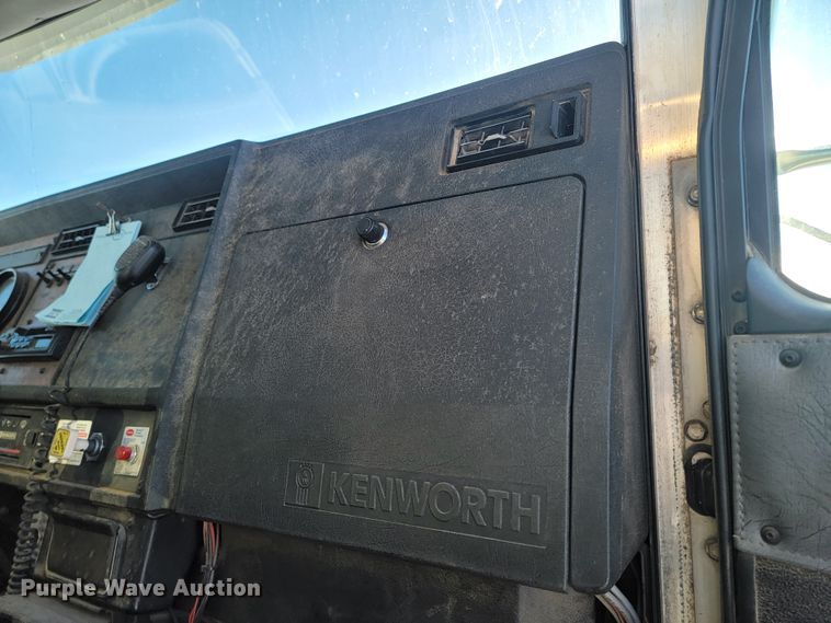 image for item ME9678 2001 Kenworth T300  propane delivery truck