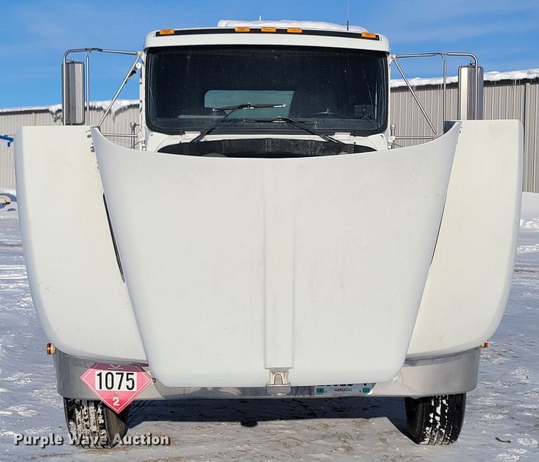 image for item ME9678 2001 Kenworth T300  propane delivery truck