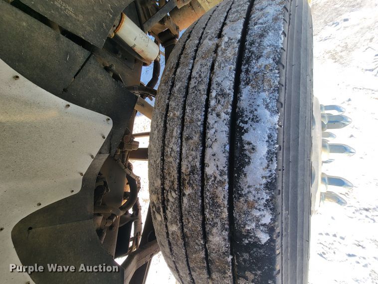 image for item ME9678 2001 Kenworth T300  propane delivery truck