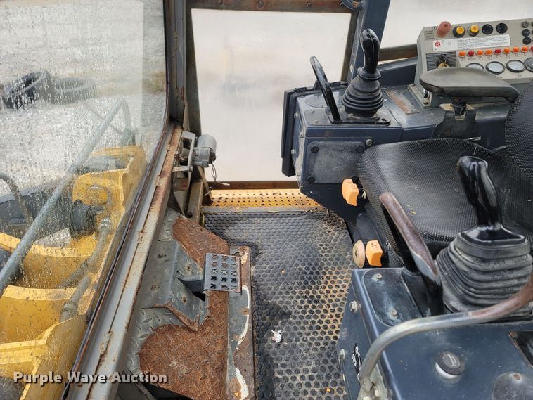 image for item MH9748 John Deere 605C  track loader