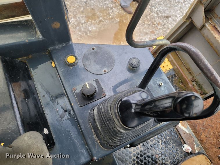 image for item MH9748 John Deere 605C  track loader