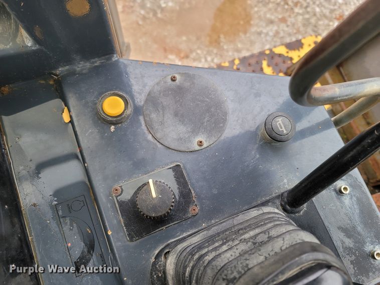 image for item MH9748 John Deere 605C  track loader