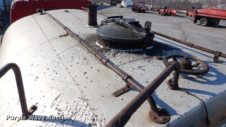 image for item MJ9999 1999 Chevrolet T7500  oil distributor truck