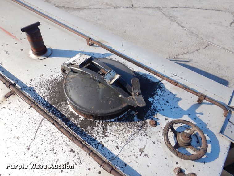 image for item MJ9999 1999 Chevrolet T7500  oil distributor truck