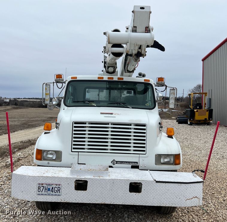image for item MM9039 2001 International 4700  bucket truck