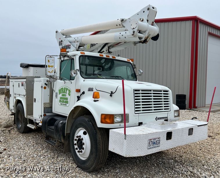 image for item MM9039 2001 International 4700  bucket truck