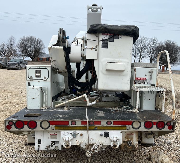 image for item MM9039 2001 International 4700  bucket truck