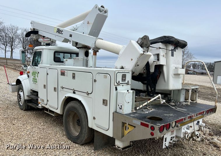image for item MM9039 2001 International 4700  bucket truck