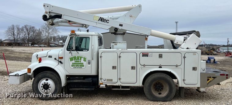 image for item MM9039 2001 International 4700  bucket truck