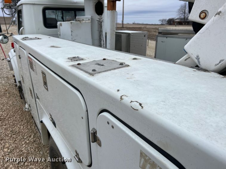 image for item MM9039 2001 International 4700  bucket truck