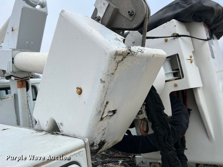 image for item MM9039 2001 International 4700  bucket truck