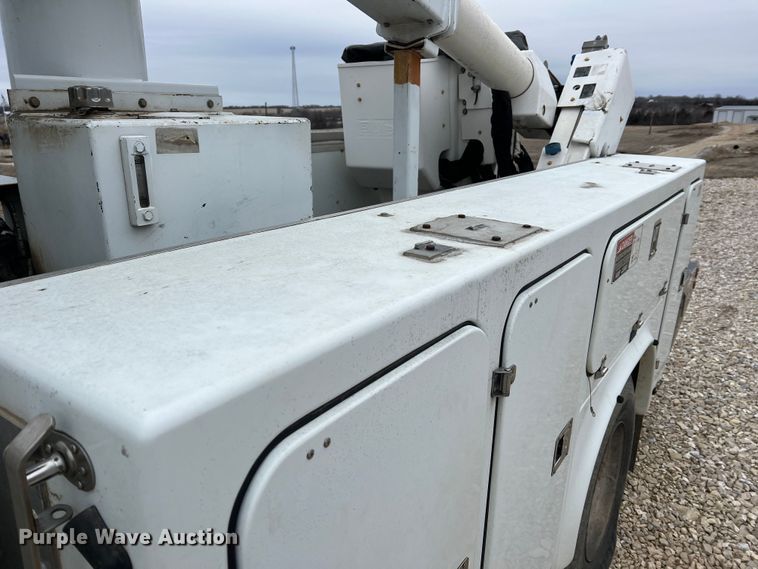 image for item MM9039 2001 International 4700  bucket truck