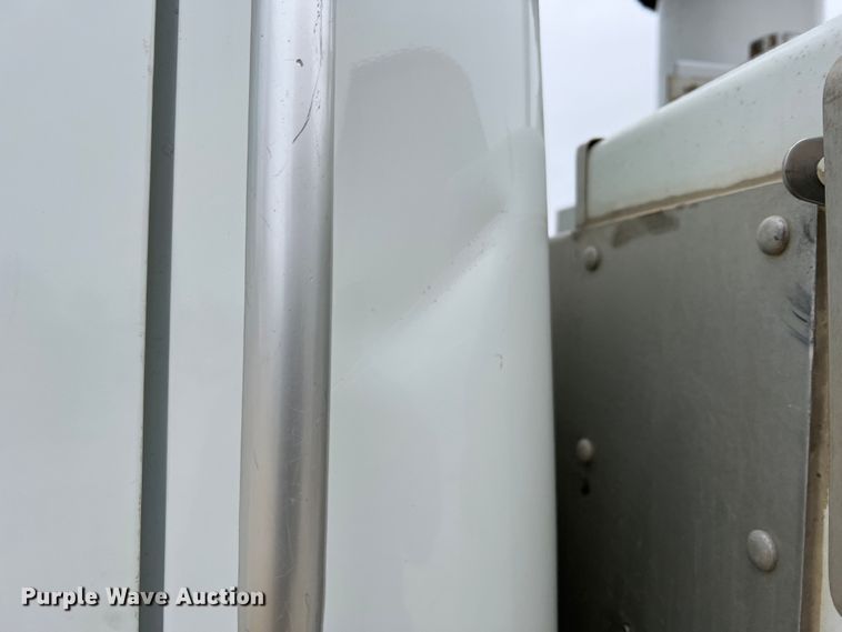 image for item MM9039 2001 International 4700  bucket truck