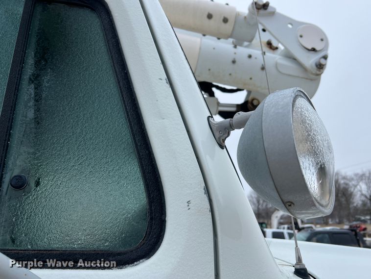 image for item MM9039 2001 International 4700  bucket truck