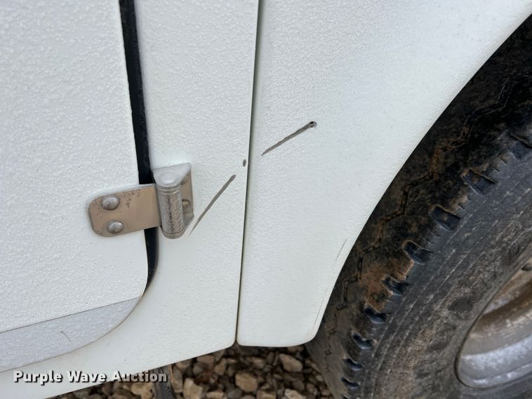 image for item MM9039 2001 International 4700  bucket truck