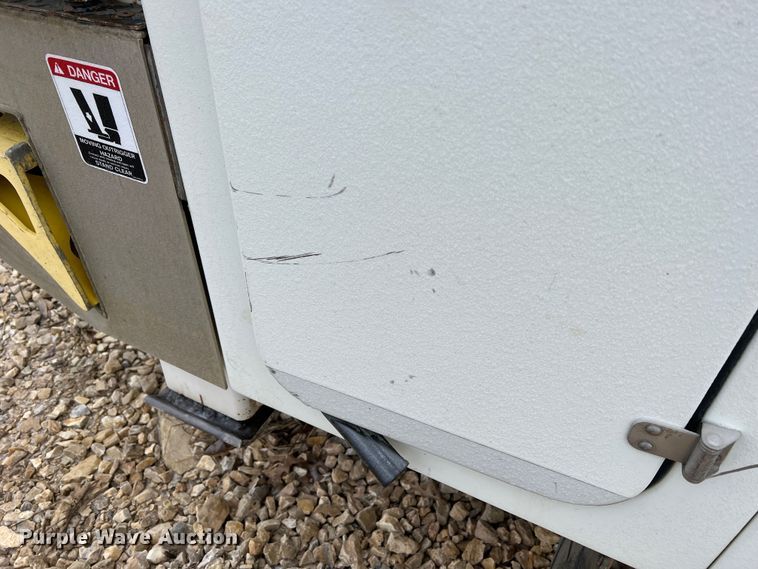 image for item MM9039 2001 International 4700  bucket truck