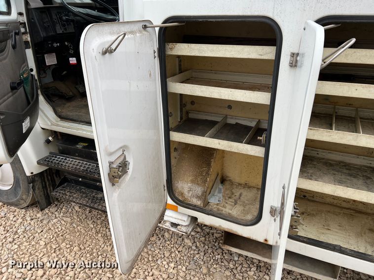 image for item MM9039 2001 International 4700  bucket truck