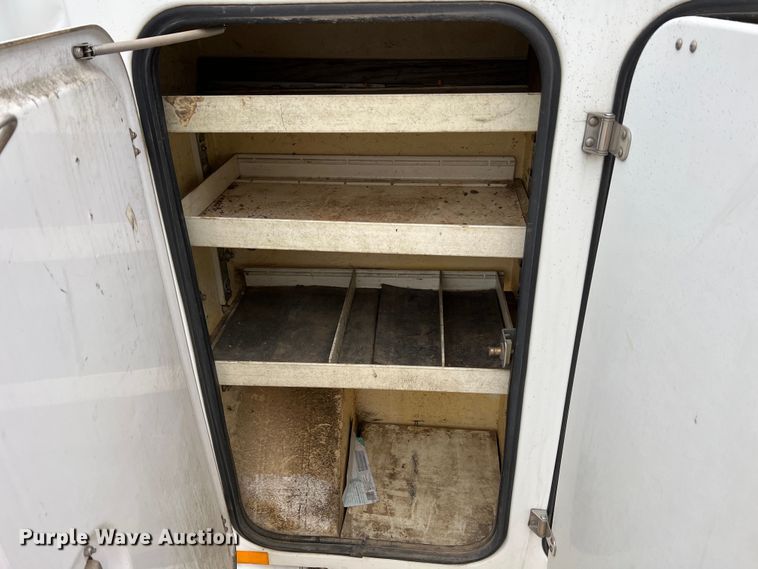 image for item MM9039 2001 International 4700  bucket truck