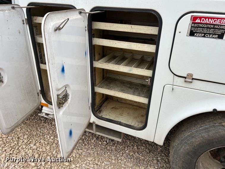 image for item MM9039 2001 International 4700  bucket truck