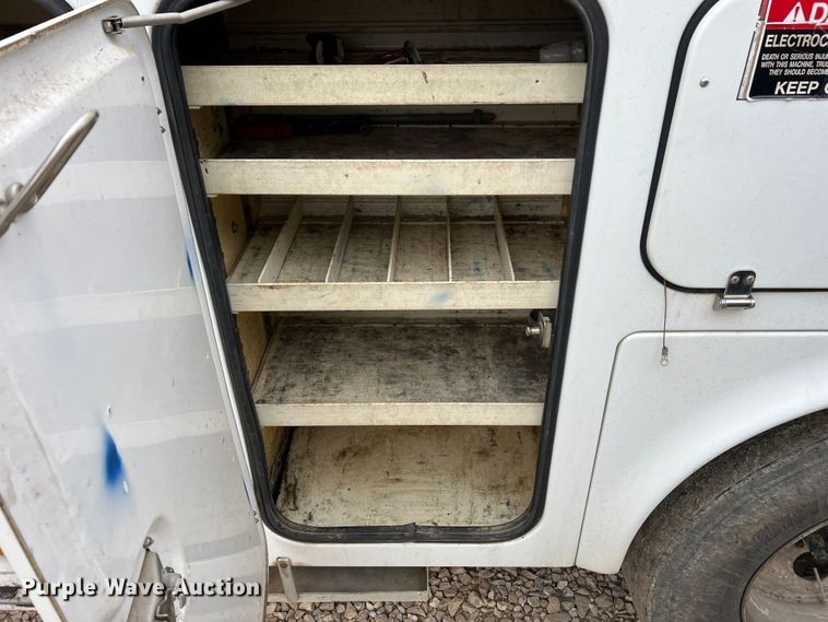 image for item MM9039 2001 International 4700  bucket truck