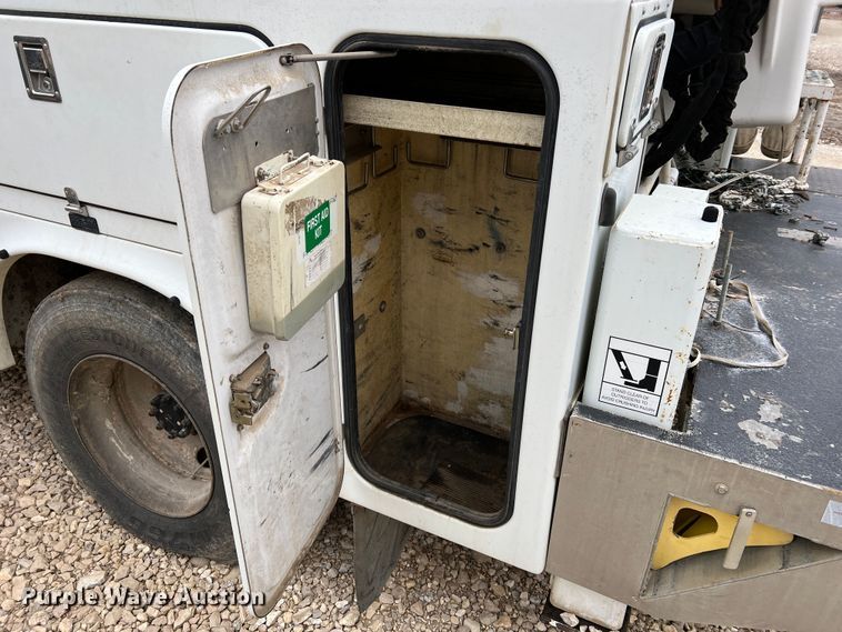 image for item MM9039 2001 International 4700  bucket truck