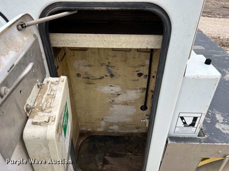 image for item MM9039 2001 International 4700  bucket truck