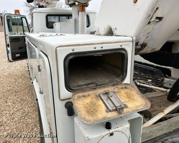 image for item MM9039 2001 International 4700  bucket truck