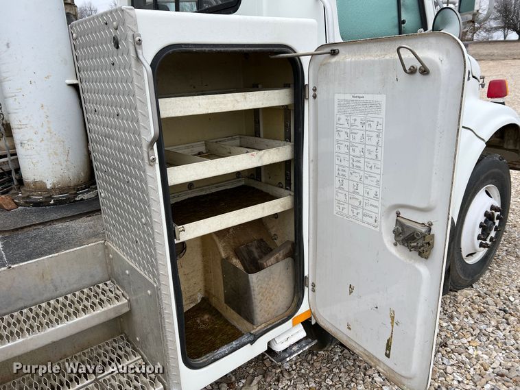 image for item MM9039 2001 International 4700  bucket truck