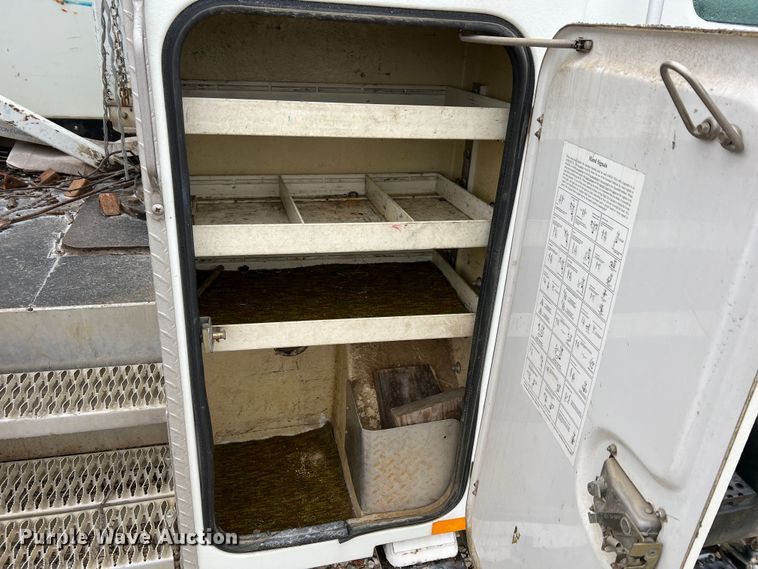 image for item MM9039 2001 International 4700  bucket truck