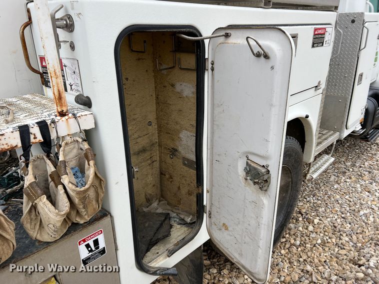 image for item MM9039 2001 International 4700  bucket truck