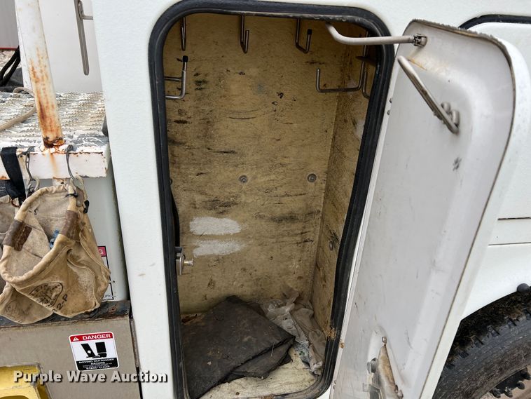 image for item MM9039 2001 International 4700  bucket truck