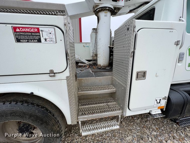 image for item MM9039 2001 International 4700  bucket truck