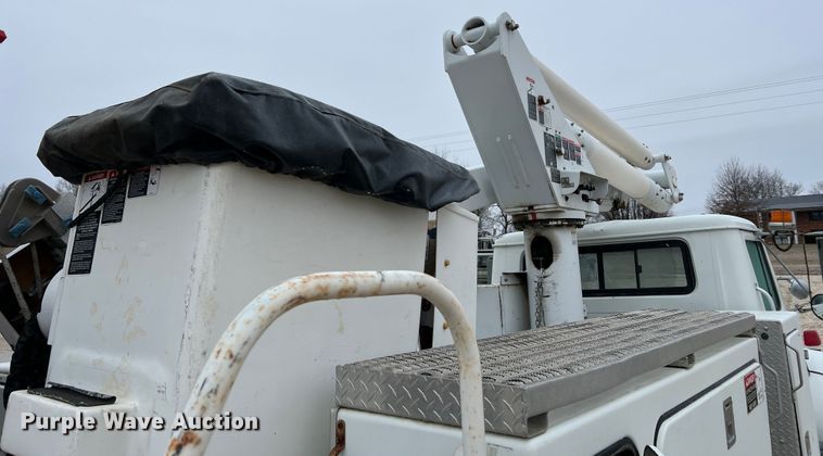 image for item MM9039 2001 International 4700  bucket truck