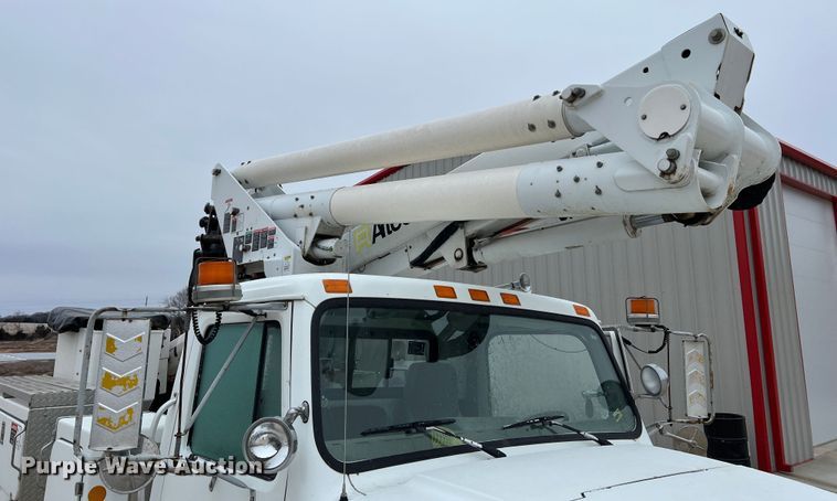 image for item MM9039 2001 International 4700  bucket truck