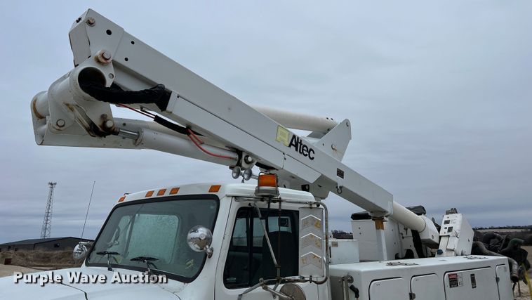 image for item MM9039 2001 International 4700  bucket truck