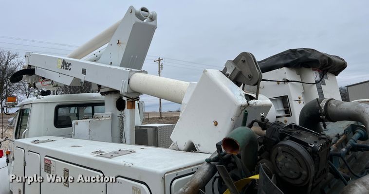 image for item MM9039 2001 International 4700  bucket truck