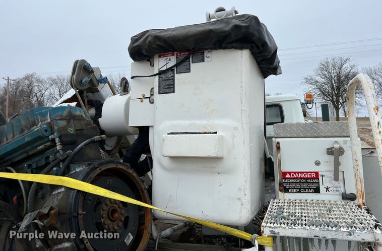 image for item MM9039 2001 International 4700  bucket truck