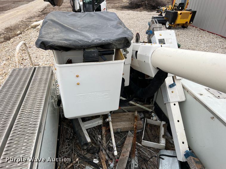 image for item MM9039 2001 International 4700  bucket truck