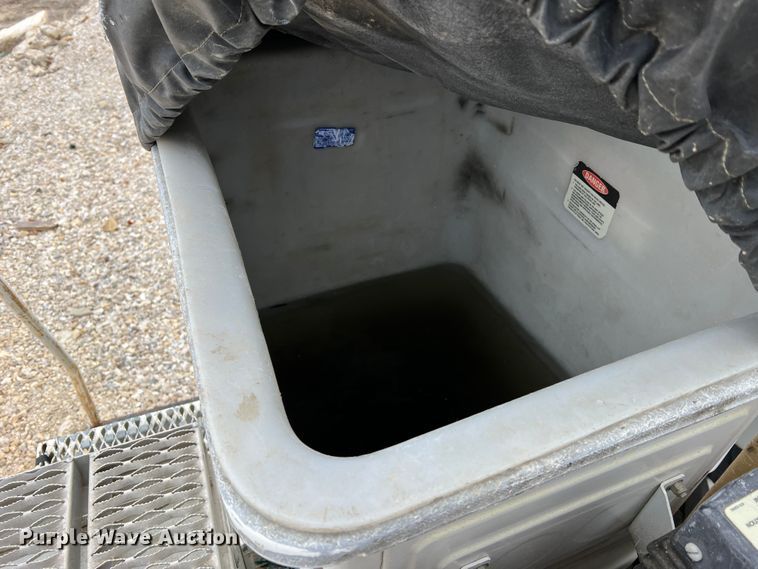 image for item MM9039 2001 International 4700  bucket truck