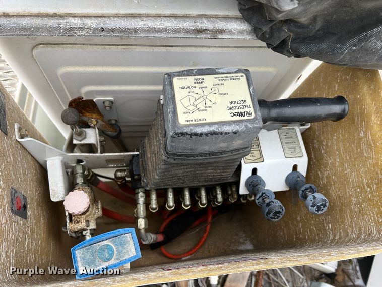 image for item MM9039 2001 International 4700  bucket truck