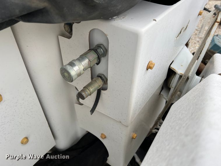 image for item MM9039 2001 International 4700  bucket truck