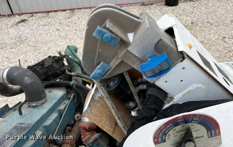 image for item MM9039 2001 International 4700  bucket truck