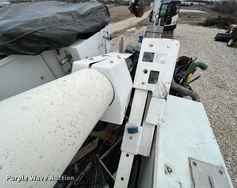 image for item MM9039 2001 International 4700  bucket truck