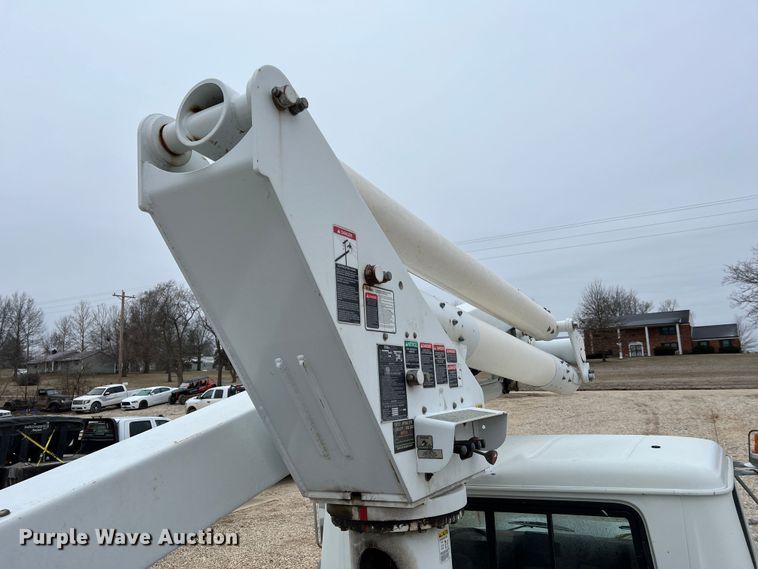 image for item MM9039 2001 International 4700  bucket truck