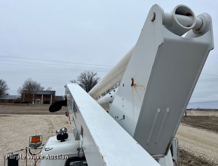 image for item MM9039 2001 International 4700  bucket truck