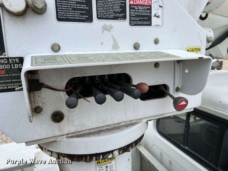 image for item MM9039 2001 International 4700  bucket truck