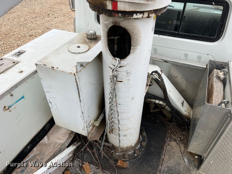 image for item MM9039 2001 International 4700  bucket truck