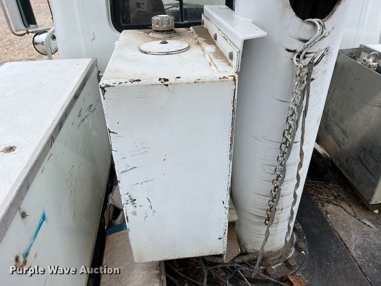 image for item MM9039 2001 International 4700  bucket truck